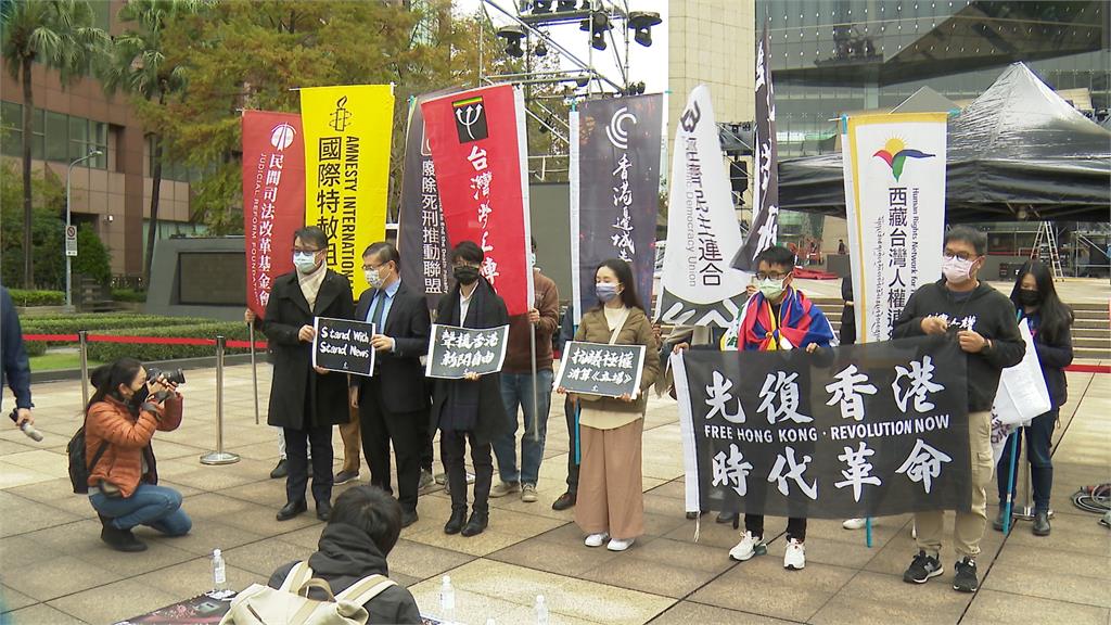 香港追殺立場新聞逮何韻詩  港人在台團體抗議