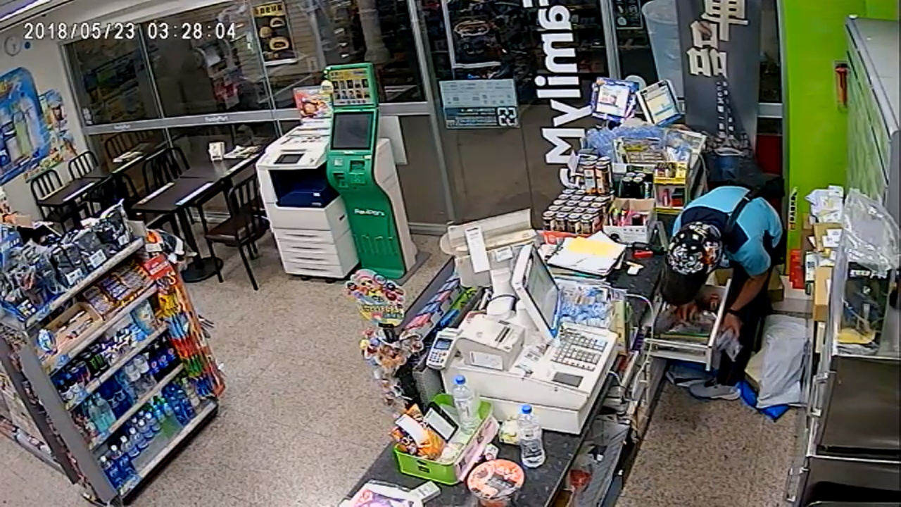 搶匪持瓦斯槍搶超商 店長認出前員工犯案