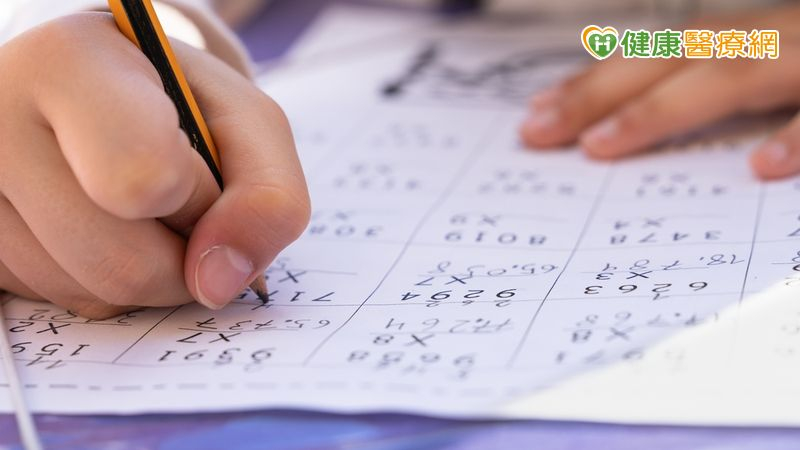孩童拿筆卡卡的？專家教「2畫畫方式」改善握筆方式