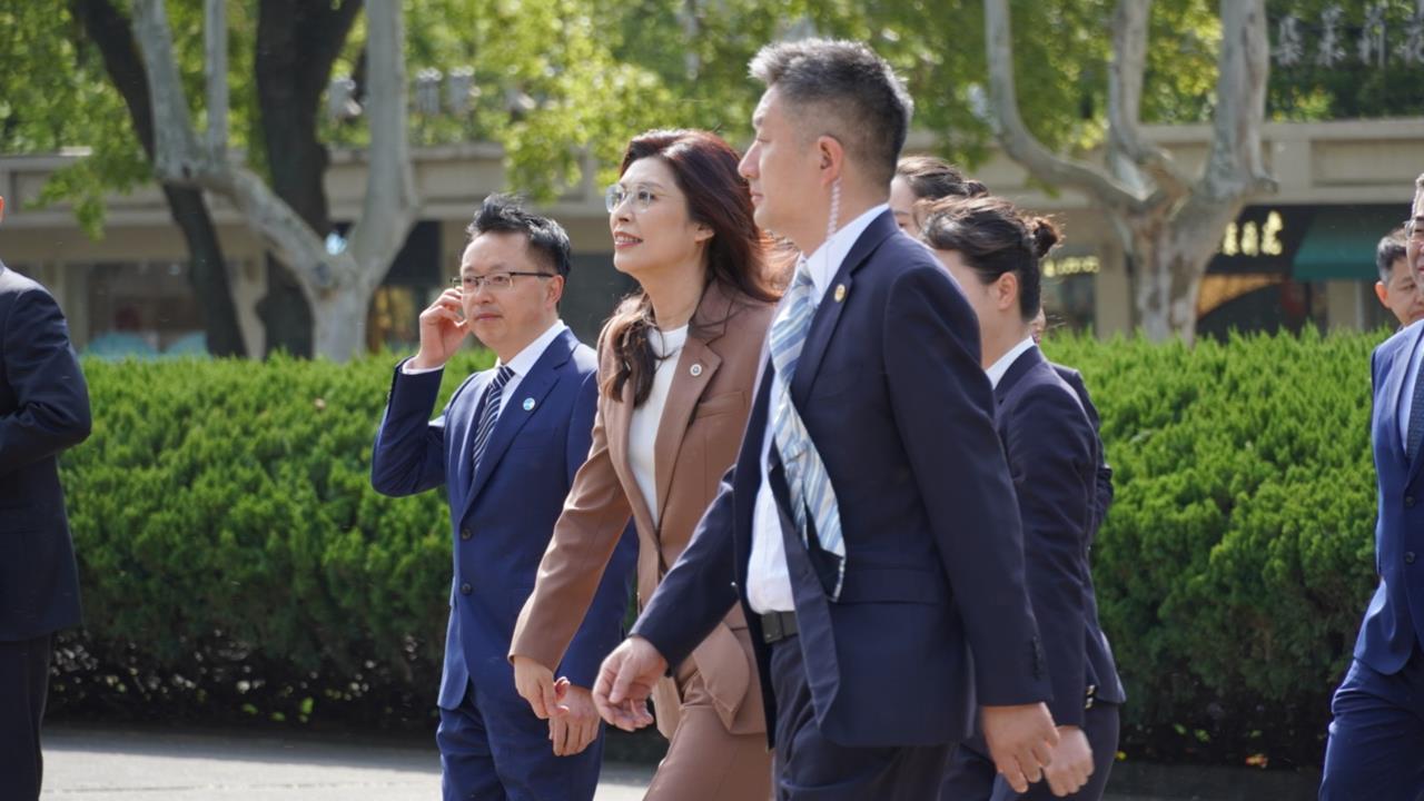 一排中國人高喊「祖國統一歡迎妳」！鄭麗文秒做「1手勢」反應全被拍