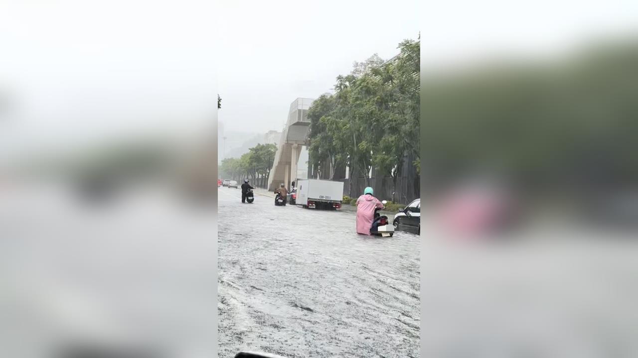 快新聞／北市豪雨成災！內湖大淹水驚見黃河　機車騎士涉水前行畫面曝
