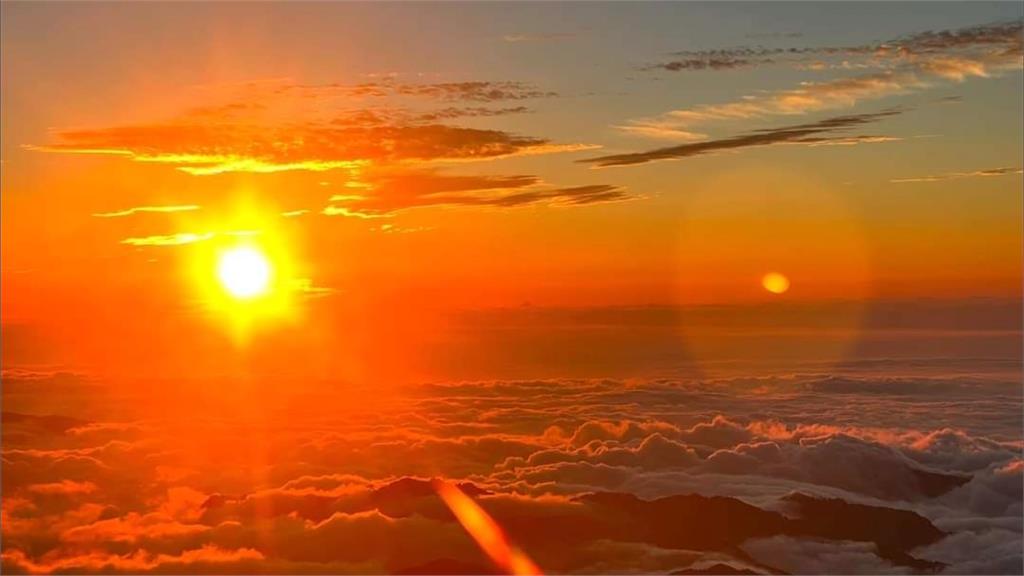 玉山絕美天際線 山友捕捉夕陽下的"火燒雲"