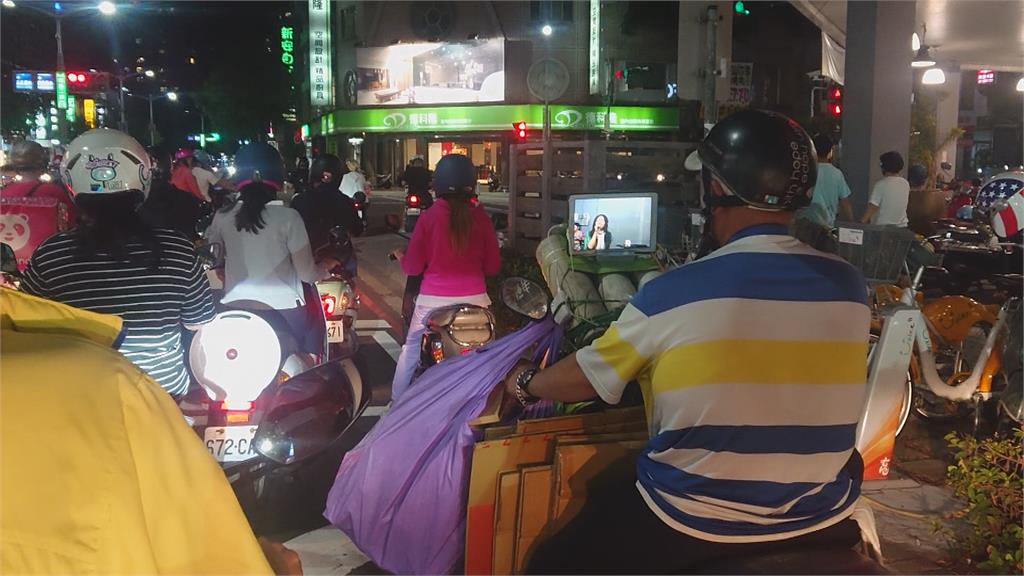 獨家／超狂騎士自製追劇神器！ 竹筒、鐵塊捆成平板支架「掛車頭」 背後原因曝光