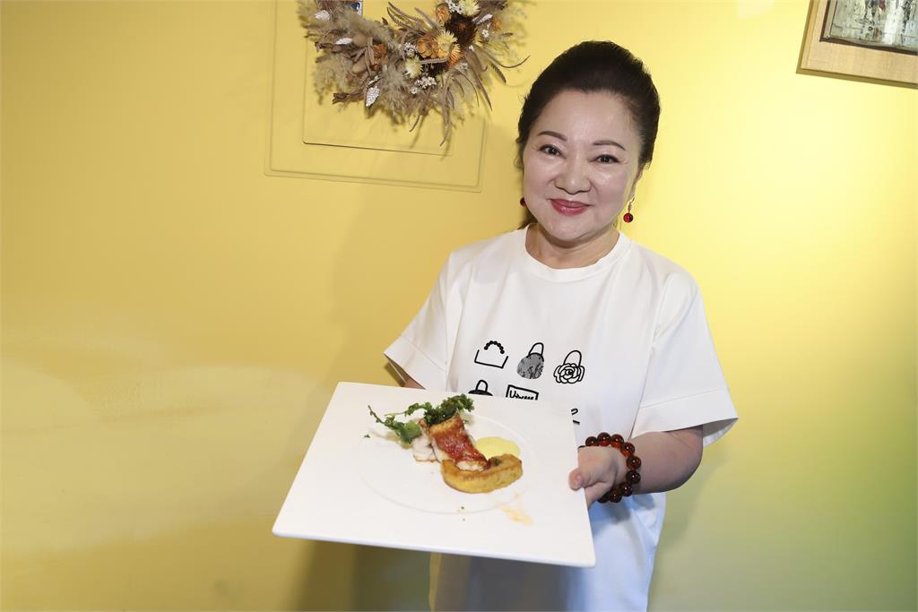 《超級冰冰Show》驚見白冰冰林口餐廳成「端菜小妹」!主動邀約店老闆合照還被拒絕