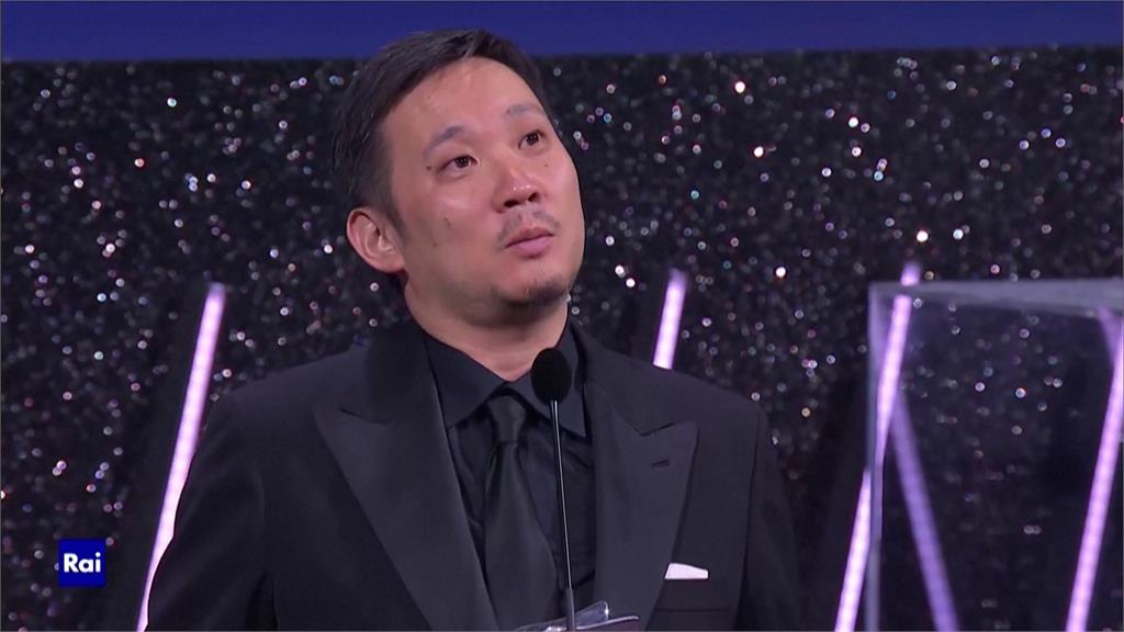 台灣第一人！　李鴻其「愛是一把槍」奪威尼斯未來之獅獎