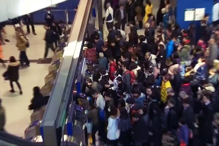 香港東鐵線列車故障停擺 旅客強開車門落軌
