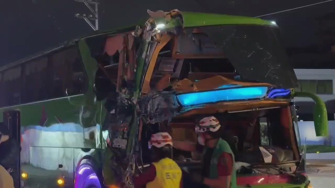 蘆竹遊覽車撞大貨車! 19名女移工受傷、2騎士遭波及