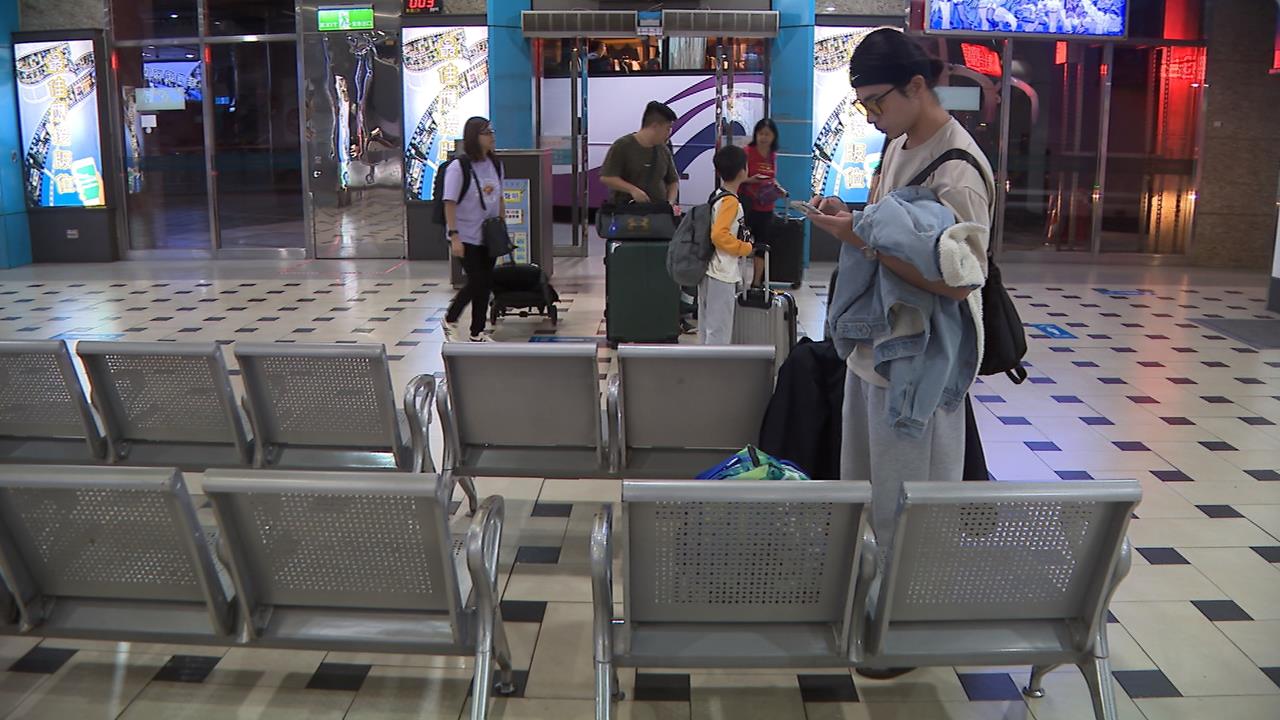 女稱坐月台長椅"閉目養神"遭搖醒! 轉運站告示"禁止睡覺"