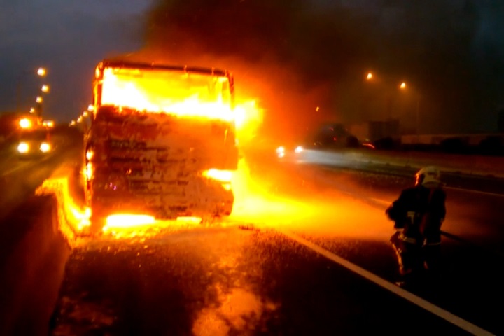 拖板車國道突燃燒 駕駛逃命火海噬車