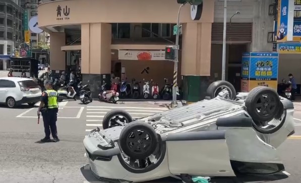 快新聞／高雄鼓山驚悚車禍！　白車遭撞翻「排氣管狂竄濃煙」