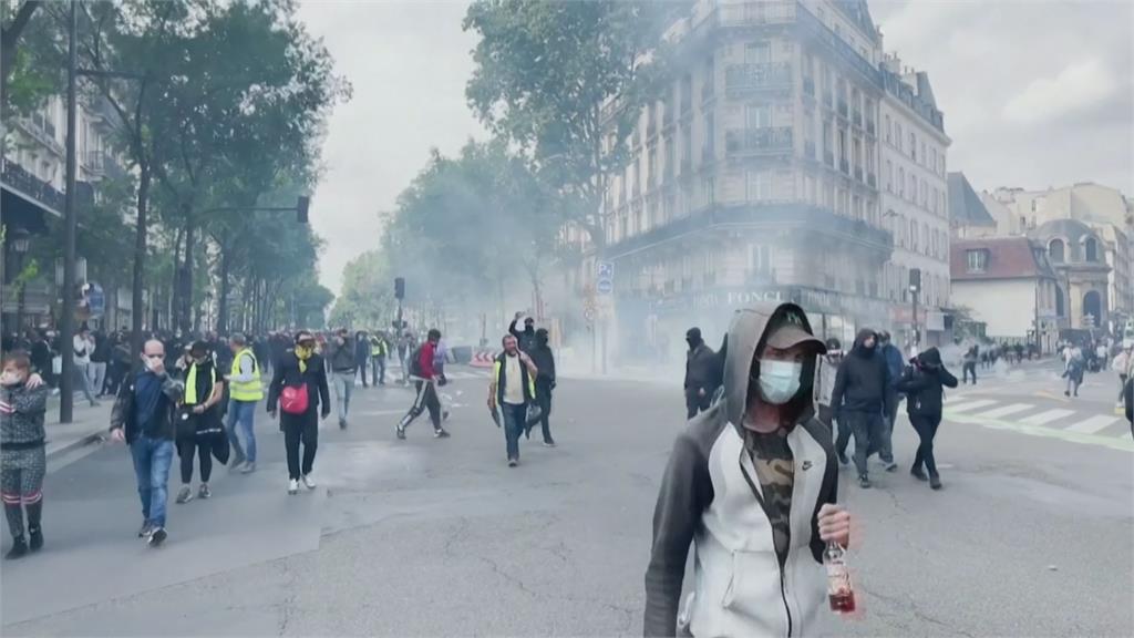 巴黎民眾反疫苗爆衝突　警射催淚彈驅趕