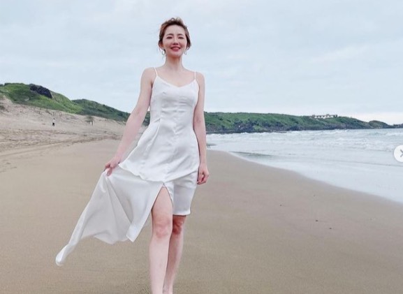 謝忻「緊身白洋裝」現身沙灘　漫步美照網驚呼：美人魚上岸！