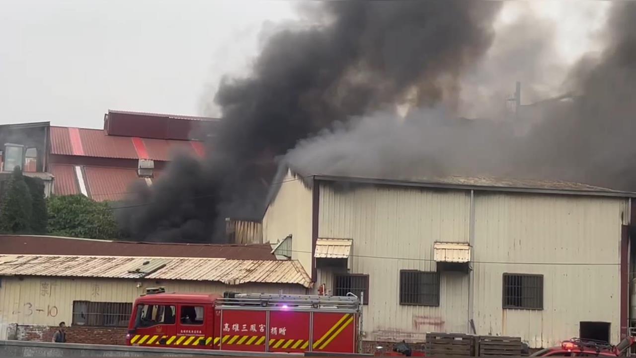 最新／高雄鐵皮工廠火警！濃煙竄燒畫面曝　傷亡最新情況出爐