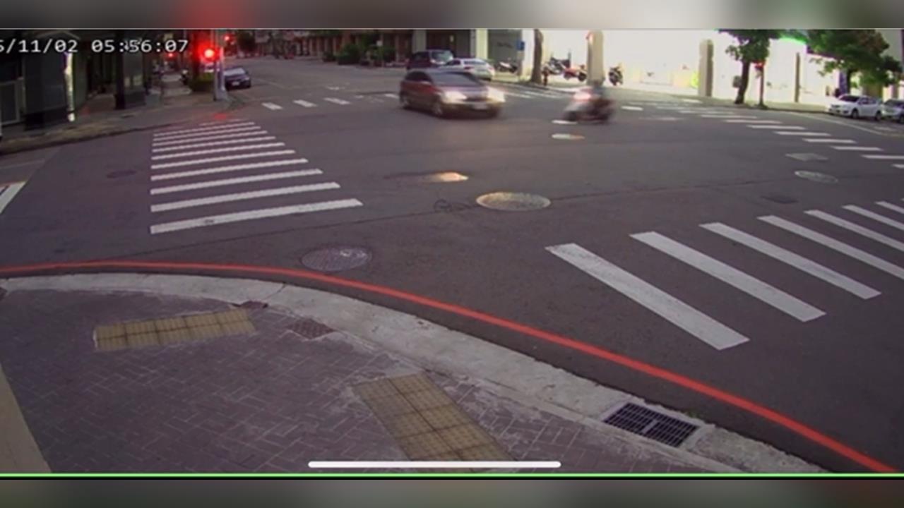 台中南屯一處閃燈路口發生汽機車對撞車禍　女保全送醫不治