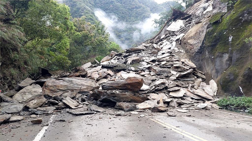 又坍了！台東南橫公路邊坡大片岩石崩塌　斷路畫面曝光