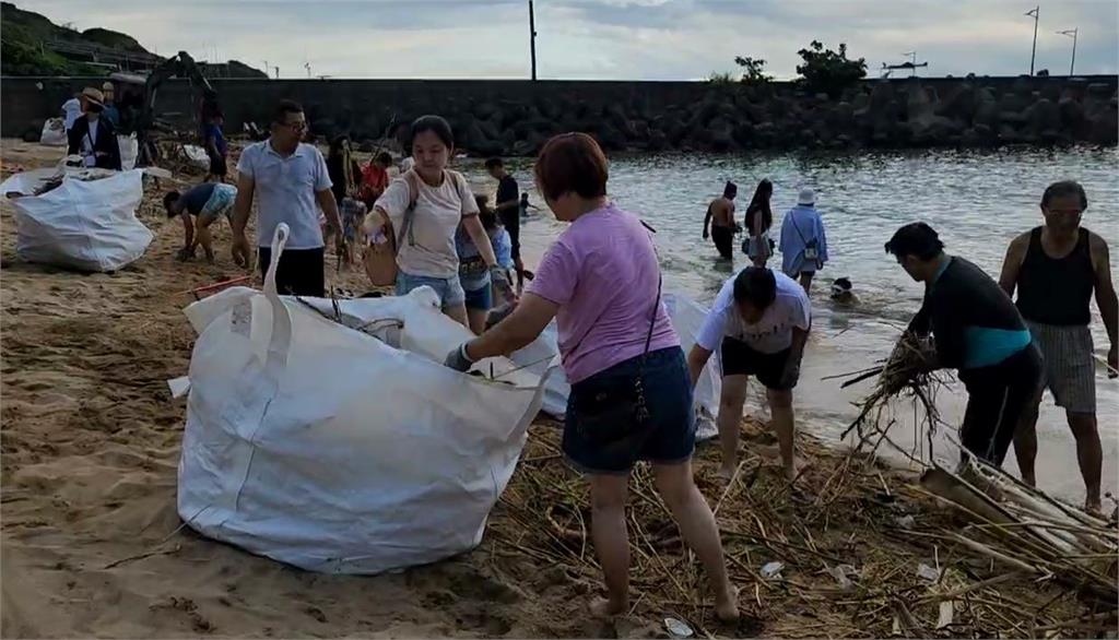 海漂垃圾堆滿基隆大武崙沙灘　志工、遊客合力淨灘