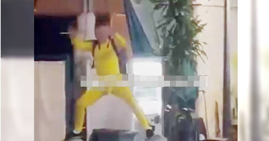 武術教練新加坡街頭「扮李小龍耍雙節棍」 慘遭判刑6個多月