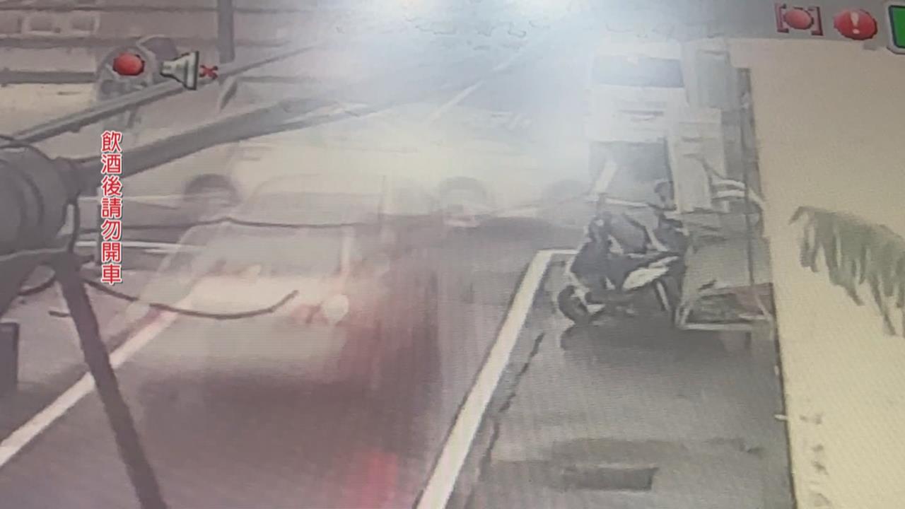 酒駕釀禍！２轎車巷弄路口擦撞　１車失控撞進民宅