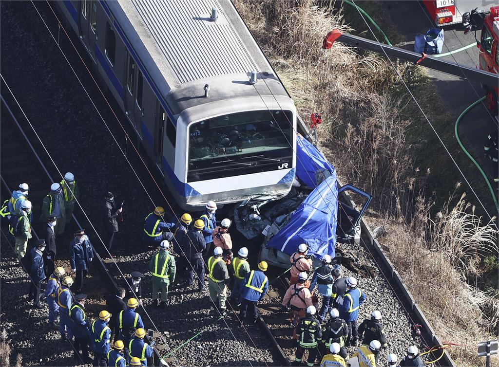 日本JR列車撞上轎車「現場畫面曝光」　車遭撞飛300公尺釀2死