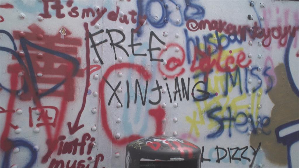 愛國變辱華？英國塗鴉牆遭小粉紅噴漆　又遭二創成「反共牆」
