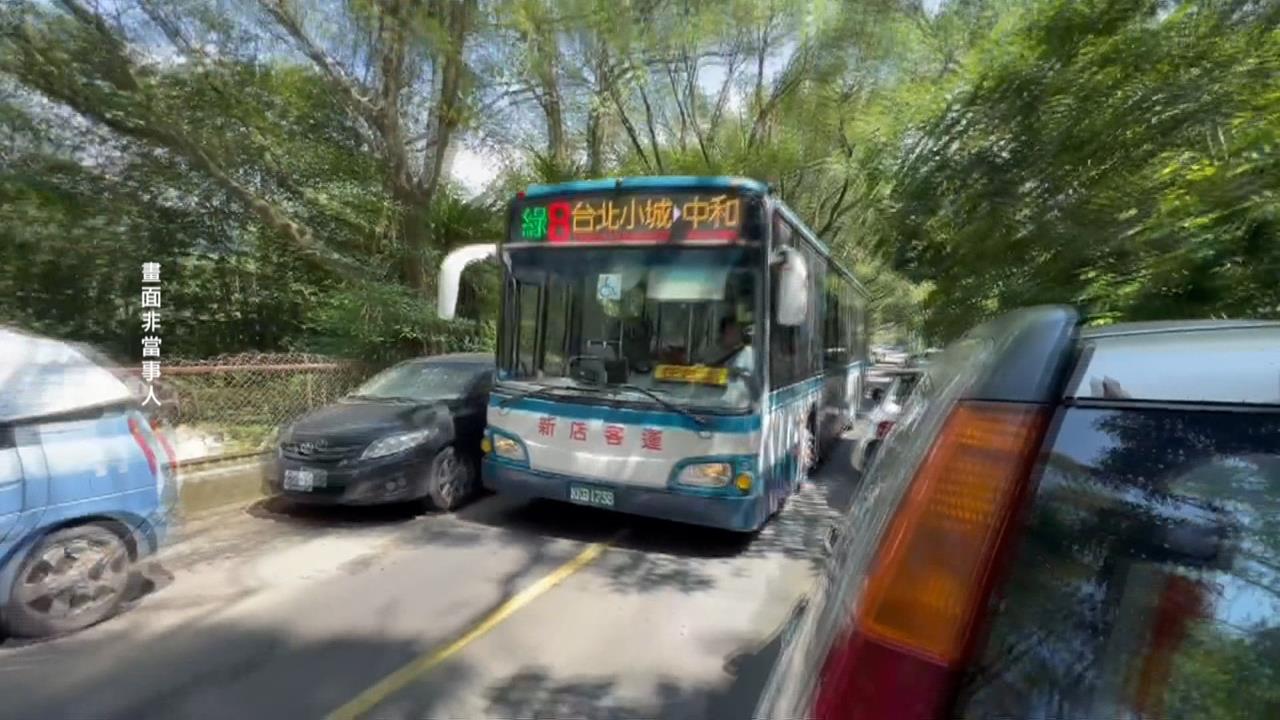 新店公車操作失控！　下坡路段「猛撞8車」