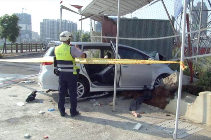 路口號誌故障 2車搶快沒減速對撞