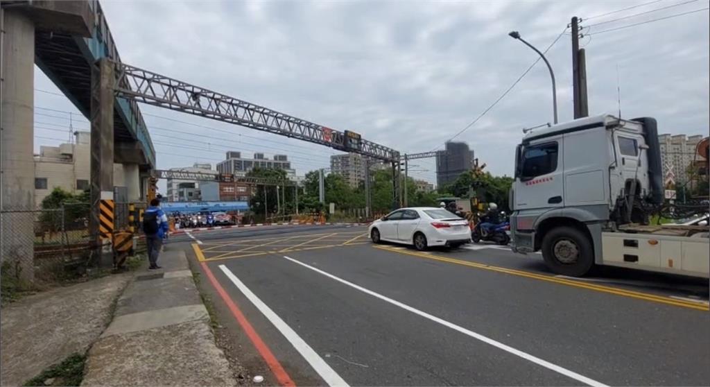 垃圾車想闖平交道撞柵欄急煞　驚險畫面曝