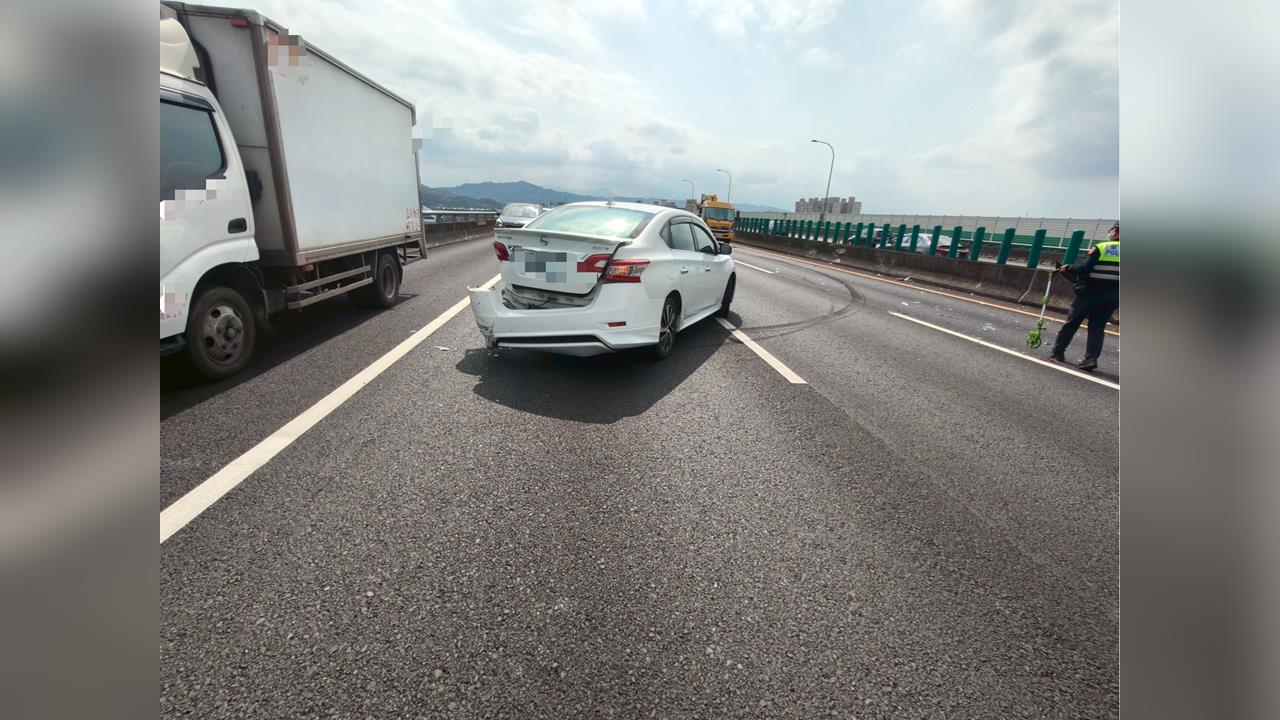 快新聞／國3驚魂追撞！三車連環撞上演「逆向停車」