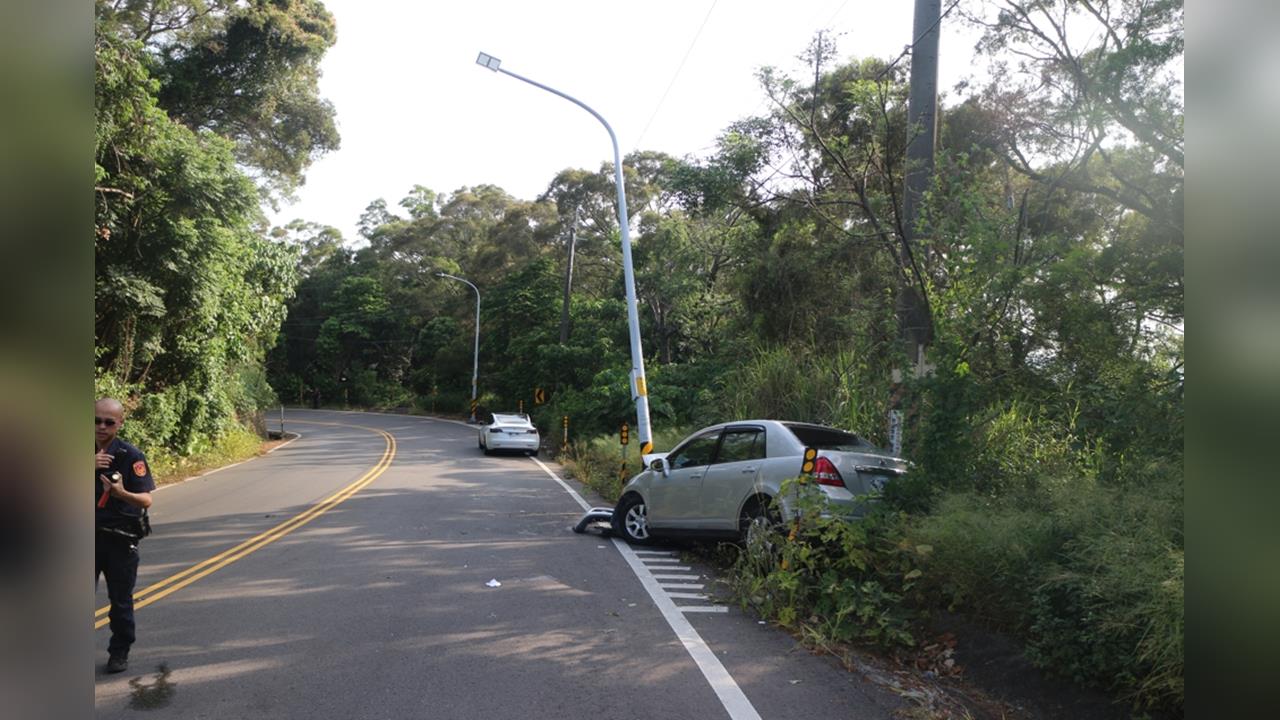 快新聞／彰化田中夫妻自撞身亡！車頭撞爛、電桿歪斜畫面曝