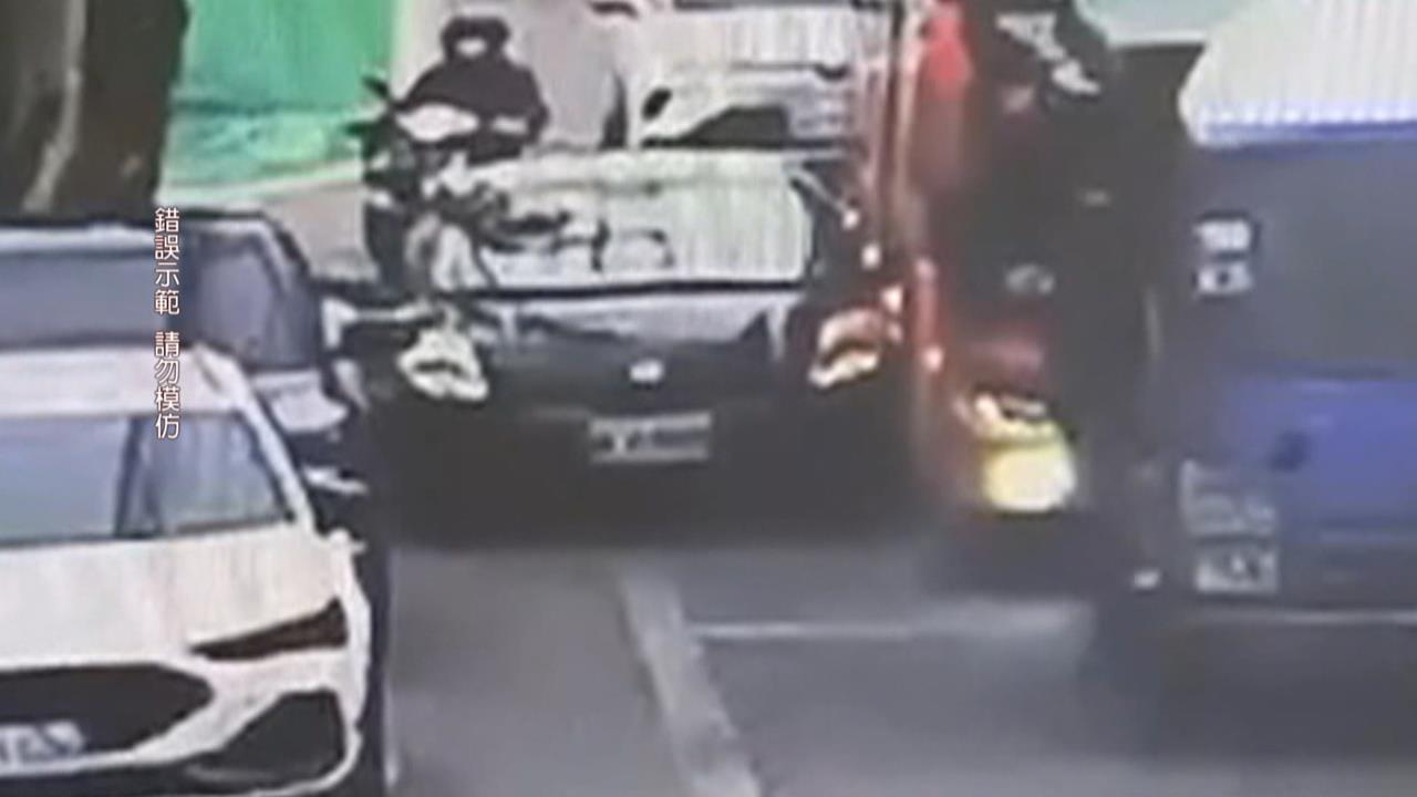 黑色小客車擦撞校車　被卡住還加入撞開逃逸