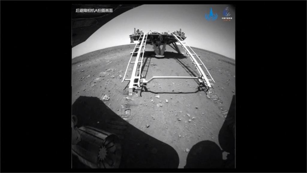 中國祝融號成功駛離平台　開始探測火星