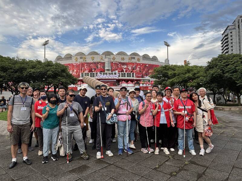 中職/味全龍推動運動平權 邀視障朋友進場「聽」見棒球感動
