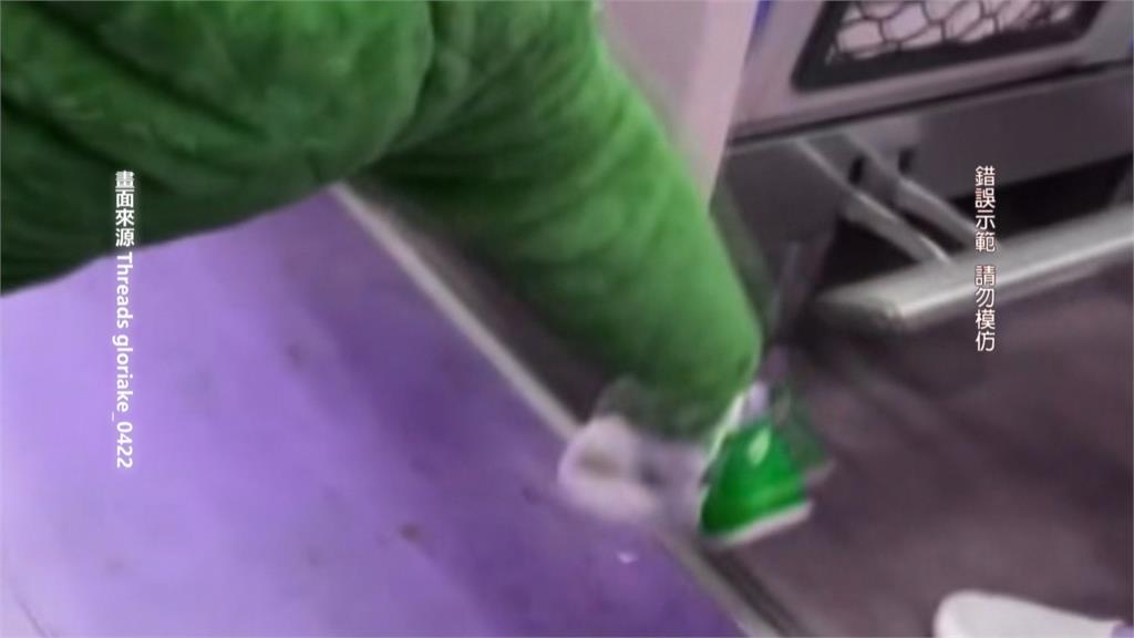 小孩火車車廂內搗蛋當遊樂園　媽媽不管？又遇誤點乘客快崩潰