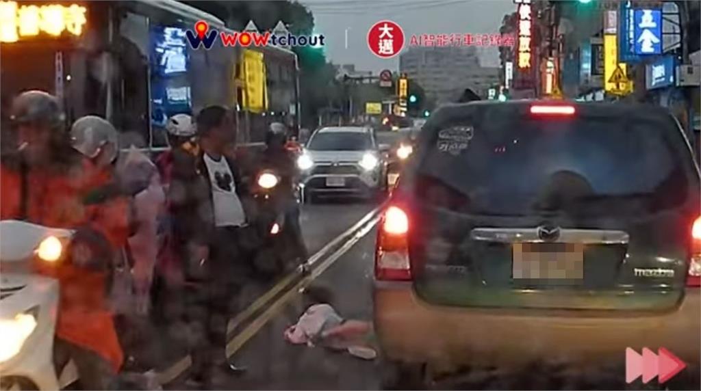 小女孩過馬路撞汽車　警追車主究責