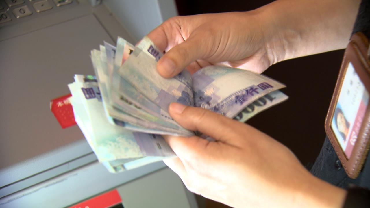 退休金慘遭侵蝕「2大錢坑」!專家急提醒「不是少買就好」地雷曝光:快丟掉