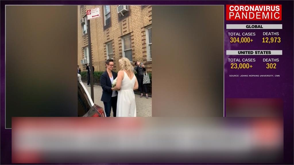 紐約頒布禁足令 牧師陽台上替街上新人證婚