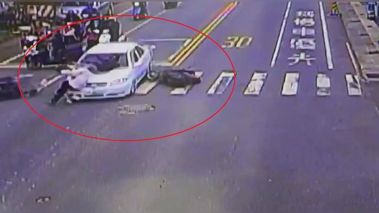 快新聞/台南恐怖車禍!63歲婦人暴衝「保齡球式連環撞」 現場畫面曝光