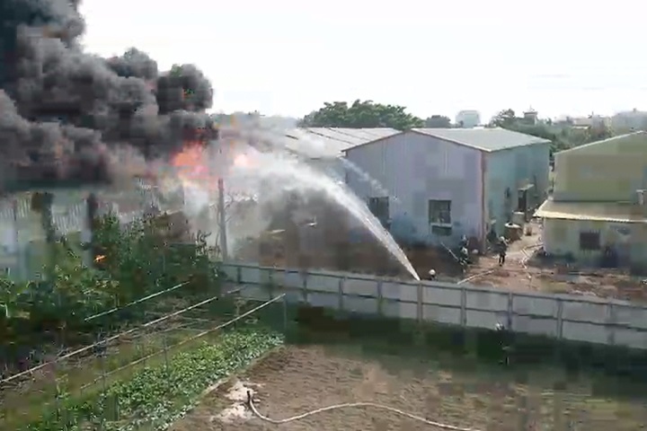 橋頭甲北村塑膠工廠大火 大量濃煙竄出