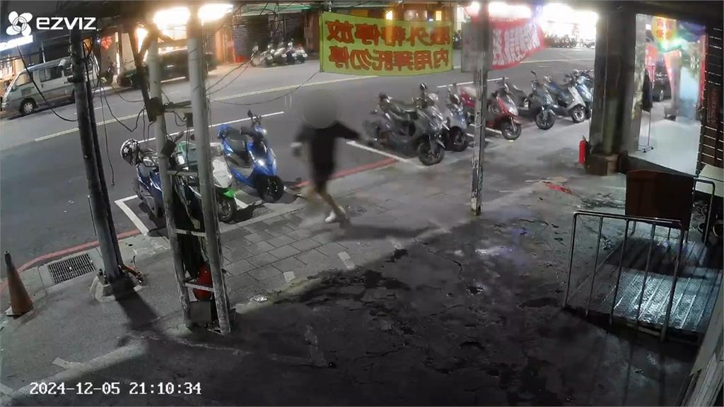 三重知名鐵板燒店遭潑穢物　在地人：疑不配合都更遭恐嚇