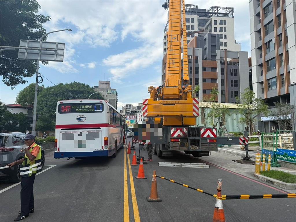 快新聞／下班注意！新北五股吊車、公車碰撞　肇事原因待釐清