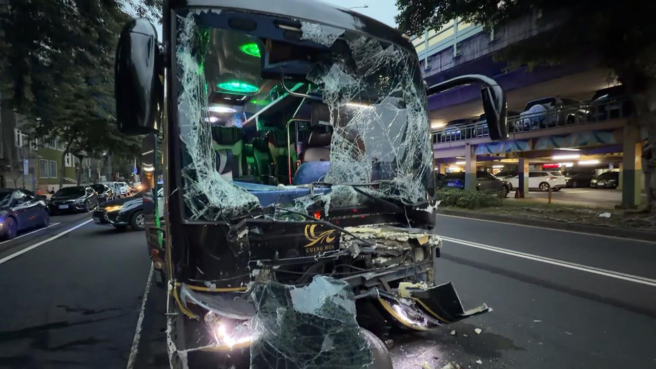 遊覽車追撞灑水車釀4傷 警不排除精神不濟釀禍