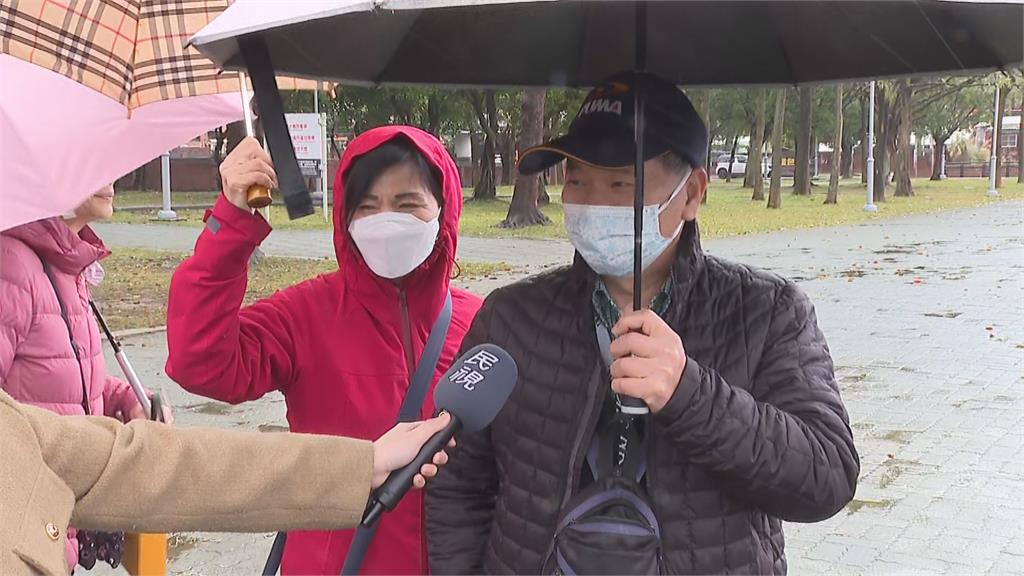 快新聞／大年初五劍指洪孟楷！民眾不畏風雨排隊簽連署　高喊：一定要罷免