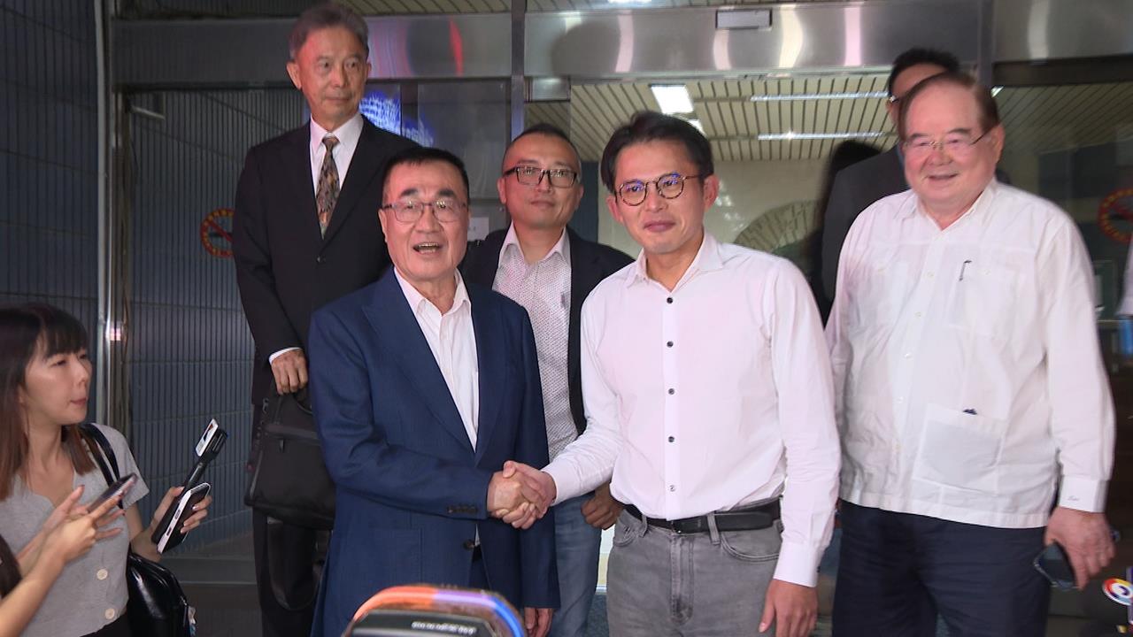 新北藍白合談妥了？　李四川、黃國昌同框受訪遭民眾怒嗆「噁心」