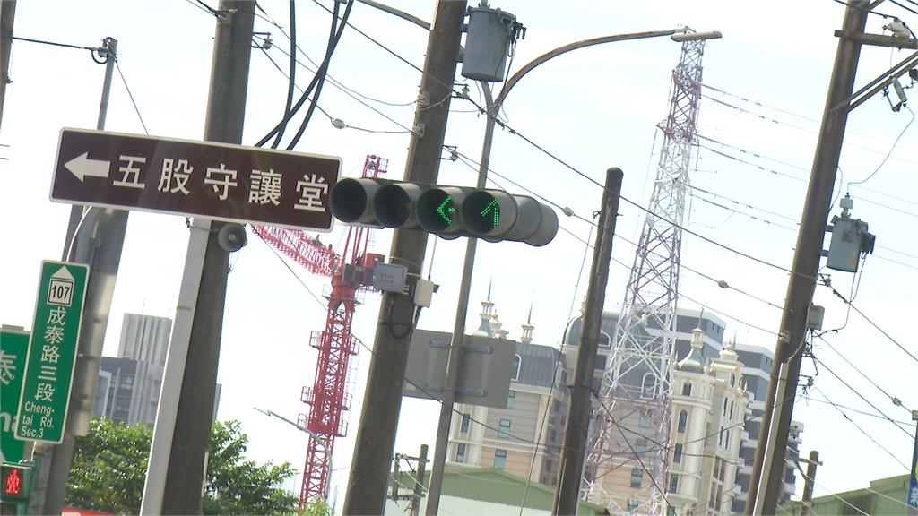 違規轉彎又撞車 駕駛遭警攔下怒嗆三字經