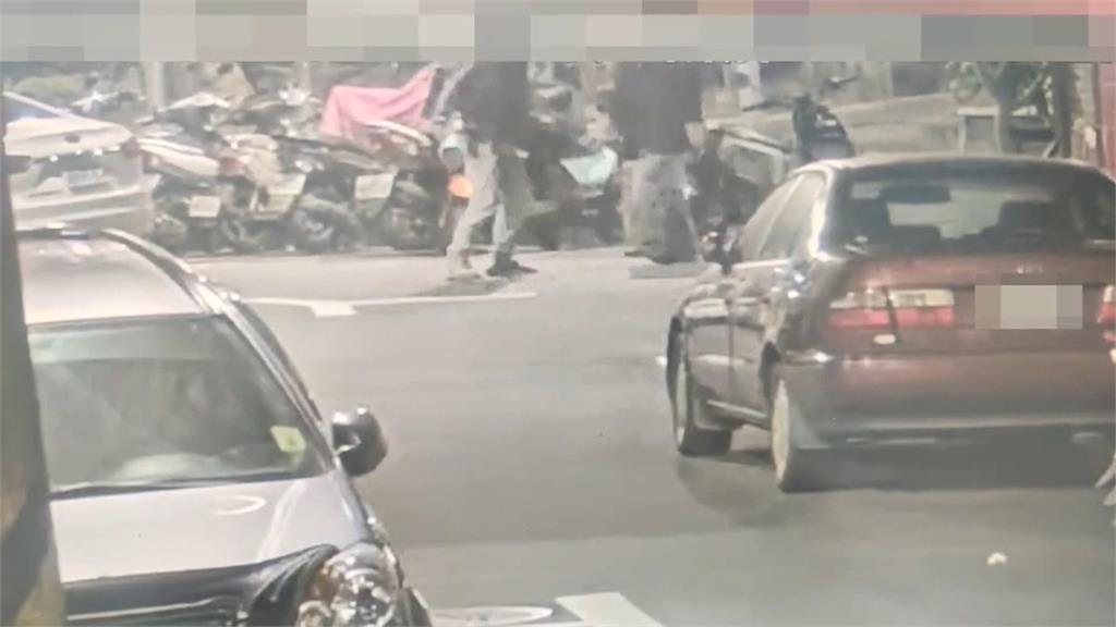 大馬路變格鬥場！乘客被搶4萬？　運將喊冤「他喝醉沒付車資」