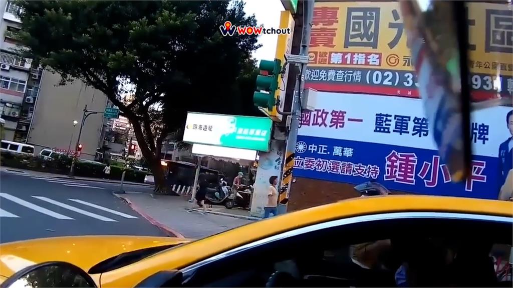 女騎士停讓行人竟被狂按喇叭　小黃司機還嗆「不看後面有車」
