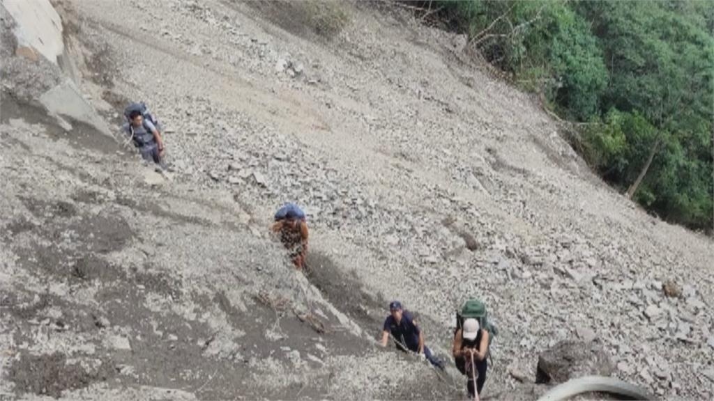 武界林道崩塌　員警冒險營救11名登山客