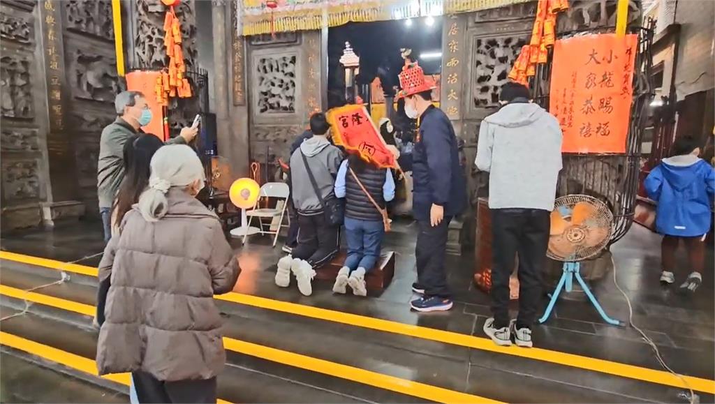 快新聞／屏東知名宮廟「打屁屁改運」過年暫停　大批信眾仍湧入