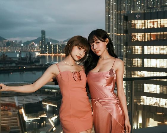 林襄爆啦啦隊中場開「裸體趴」！　只穿絲襪、內褲走來走去