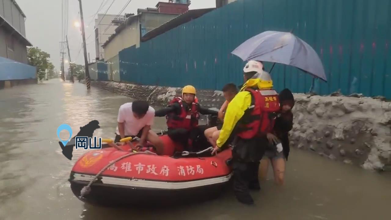 雨炸高雄！岡山嘉興路水淹及腰　興隆街6人一度受困農舍
